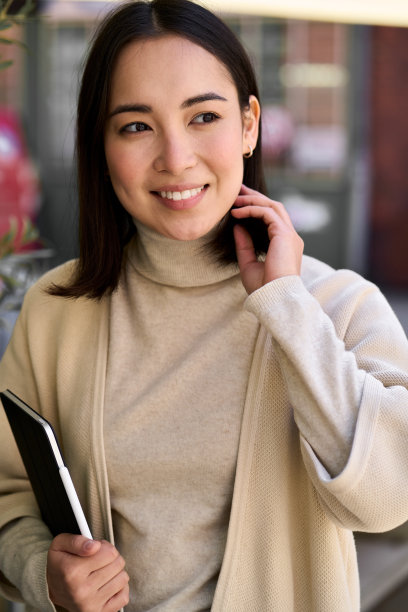 微笑的年轻亚洲女性职业企业家，纵向肖像。图片下载