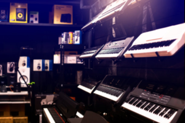 音像店数码钢琴和合成器的模糊图片。图片下载