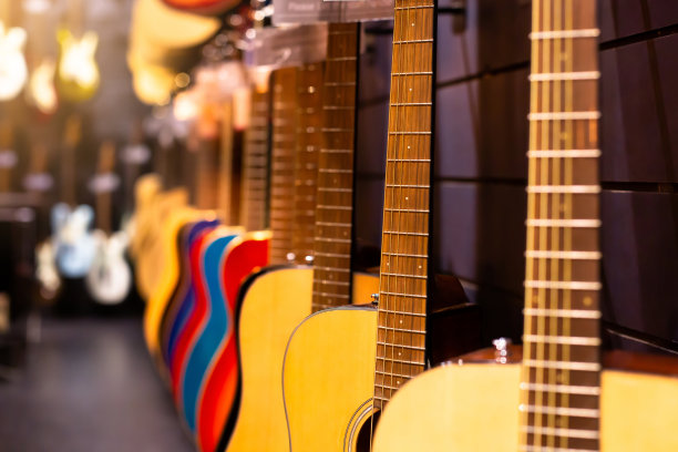 有选择地在乐器店的乐器陈列室集中太多的吉他。色彩斑斓的吉他。图片下载