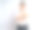 亚洲妇女生病刺激痒她的皮肤站在孤立的白色背景。图片下载