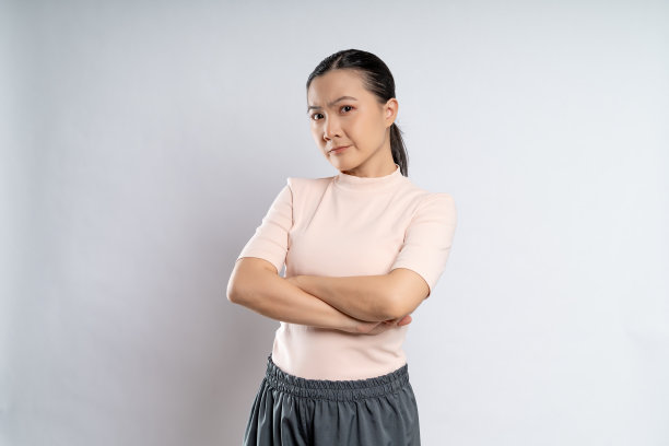 亚洲女性思考问题，担心和困惑。图片下载