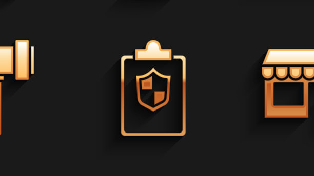 用盾火把文件放在燃烧的房子里图片下载