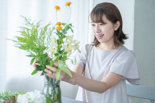在家中插花的日本妇女图片下载
