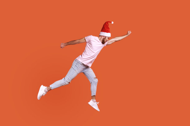 作为超级英雄的男子举起手在空中飞翔，感觉自己是超级英雄，赶紧庆祝新年。图片下载