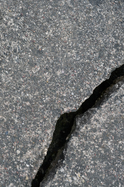 老旧风化裂纹灰色黑色柏油路纹理图案，大细节损坏纹理沥青肮脏的背景平坦铺设，垂直粗粒度破碎图案宏观特写垃圾复制空间图片下载