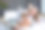 金发孩子——一个男孩和一个女孩躺在床上，在笔记本电脑前学习和玩耍图片下载
