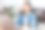 健康的生活方式。放松平静的年轻女子冥想休息后，坐在办公室的工作场所辛苦的工作，闭上眼睛，保持在瑜伽姿势的手图片下载