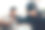 浪漫、充满爱意和深情的情侣在咖啡馆或餐馆约会。可爱的，关心和爱的年轻男友亲吻和握着他的女朋友或恋人的手图片下载