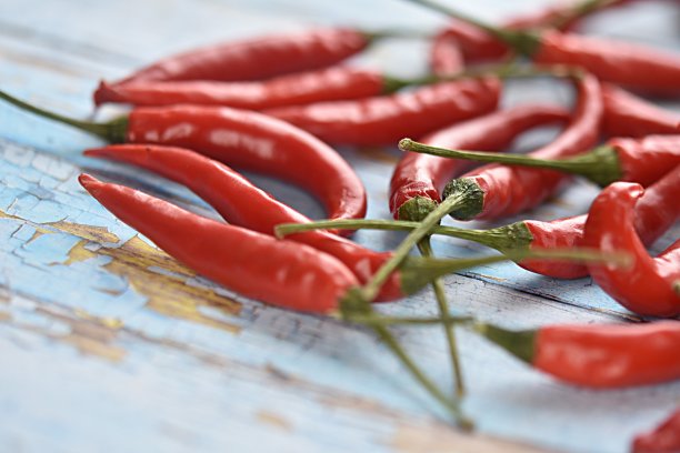 黑色的木质砧板上一群红辣椒图片下载