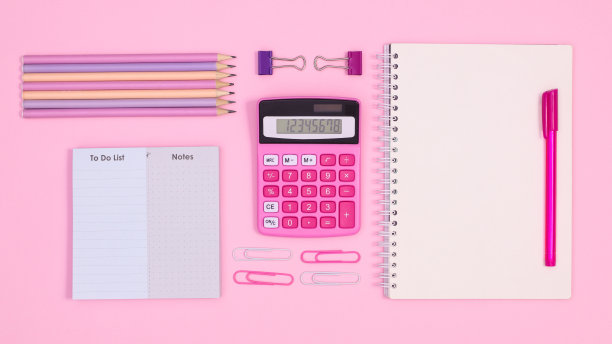 粉彩粉红色的背景与粉红色的学校用品安排。创意布局回归学校理念图片下载