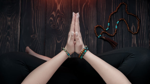 祈祷的女人坐在莲花位和冥想，阅读祷文，指导思想，请求或感激宇宙。前视图。灵性、宗教、上帝概念。图片下载