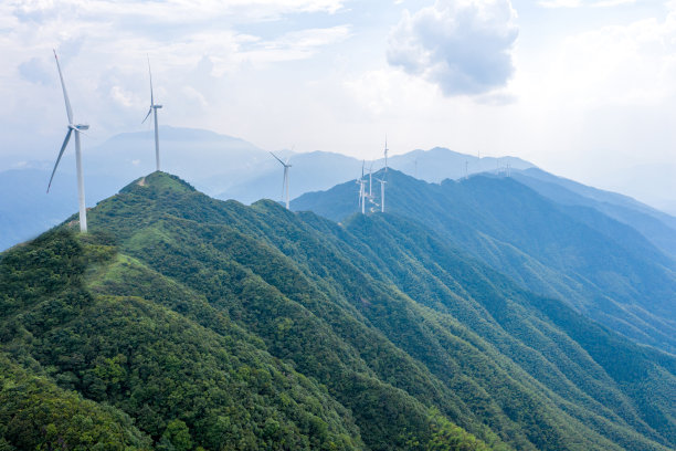 高山风电场的航拍图片下载