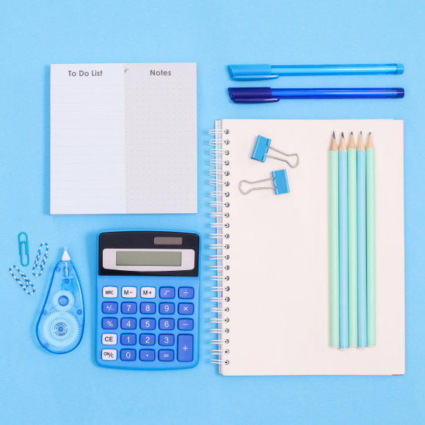 回到学校布局与学校文具的蓝色颜色在柔和的蓝色背景。平躺图片下载