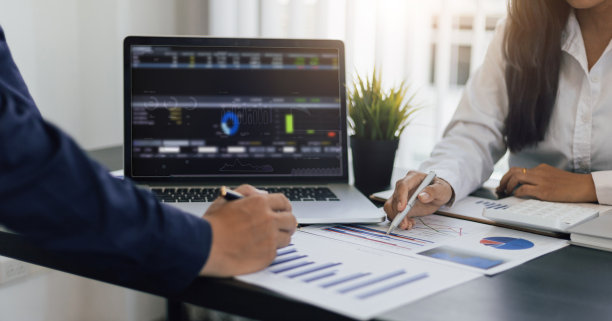 会计在办公室的笔记本电脑屏幕上处理财务报表。商务咨询会议工作，头脑风暴新的商务项目财务投资理念。图片下载