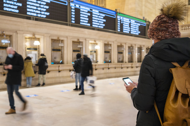 一名女子在火车站的大厅里查看手机图片下载