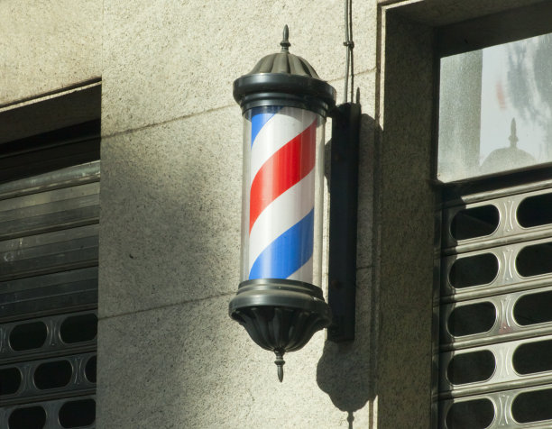 理发店是街上老式的象征。图片下载