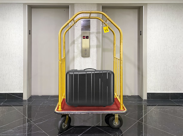 走廊上的手推车图片下载