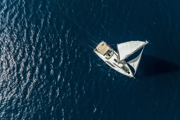 从上面直接看到深蓝色的亚得里亚海上的帆船图片下载