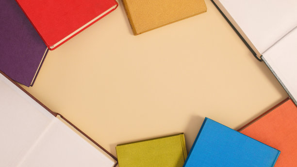 创意拷贝空间框架上的米色背景与彩色的老式书籍。平躺图片下载