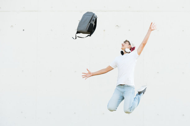 学生跳着扔背包图片下载