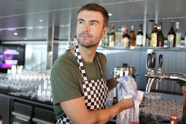 服务员用布擦干杯子图片下载