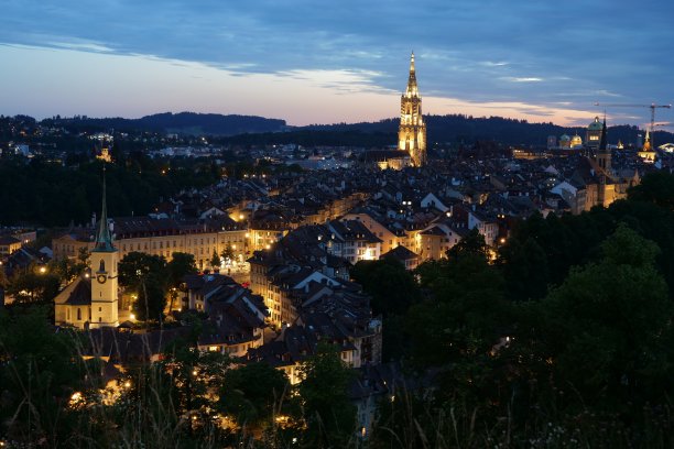 日落天空照亮伯尔尼的城市景观图片下载