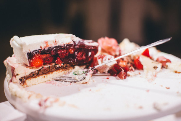 结婚蛋糕配各色浆果图片下载