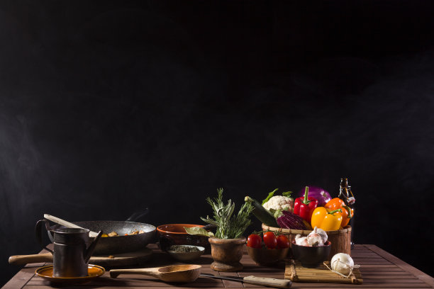 在锅里煮的新鲜蔬菜还在冒热气图片下载