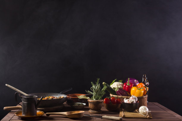 在锅里煮的新鲜蔬菜还在冒热气图片下载