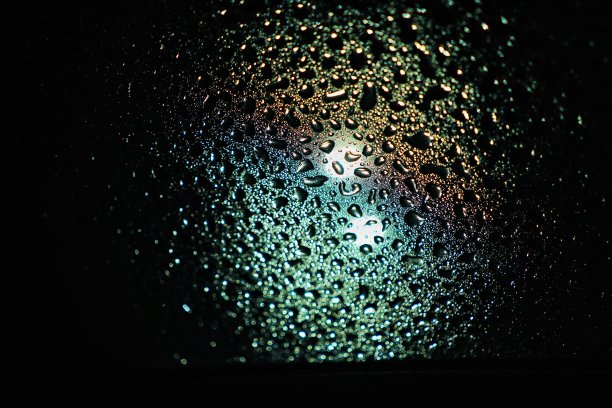 雨水水滴在镜子和灯泡反射图片下载