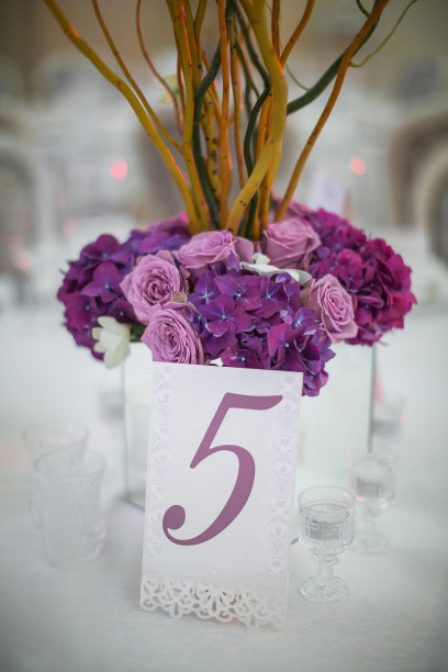 婚礼桌上花瓶里的花束图片下载