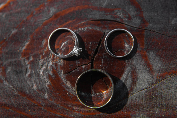 木桌上放着两枚结婚戒指图片下载