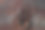 木桌上放着两枚结婚戒指图片下载