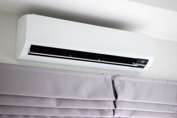 白色墙壁房间内部背景上的空调图片下载