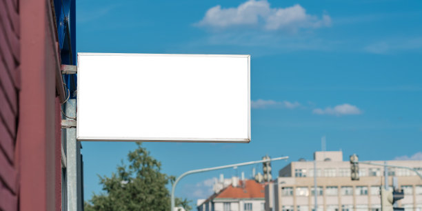 空的海报模板挂在城市建筑的砖墙上图片下载