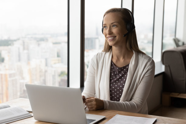 快乐距离员工戴着耳机用笔记本电脑进行视频通话图片下载