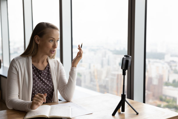 商务老师进行培训，在智能手机上录制课程图片下载