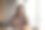 快乐的女员工在手机屏幕上阅读短信图片下载