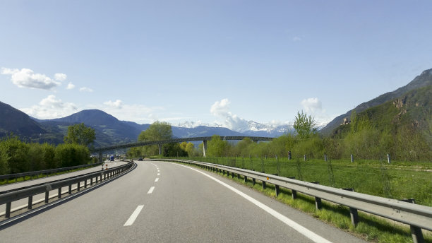 在通往阿尔卑斯山的公路上开车图片下载