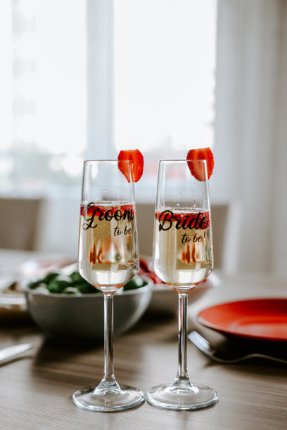 眼镜新娘新郎在喜庆的餐桌上新婚。快乐的婚礼。图片下载