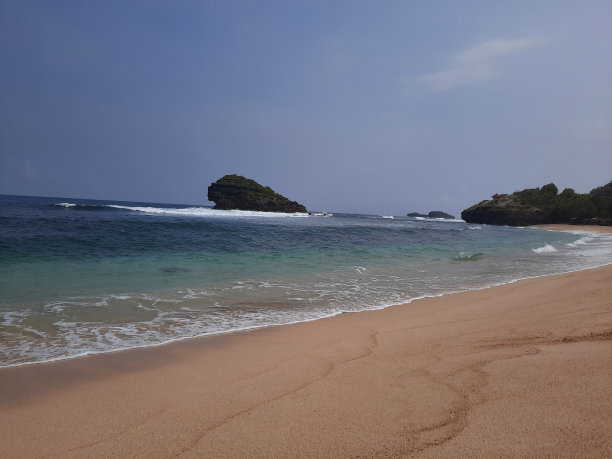 Watu Karung海滩位于印度尼西亚东爪哇的Pacitan图片下载