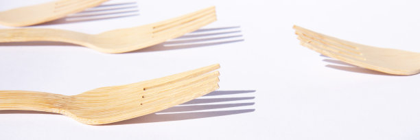 木质竹制餐具，白色底色图片下载