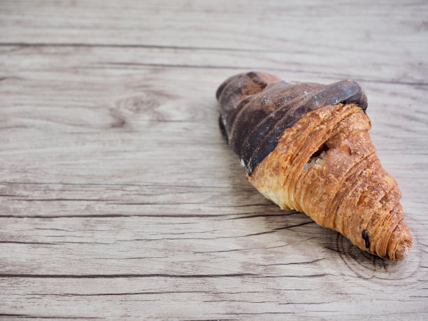 巧克力牛角面包，面包，棕色，食品，面包店图片下载