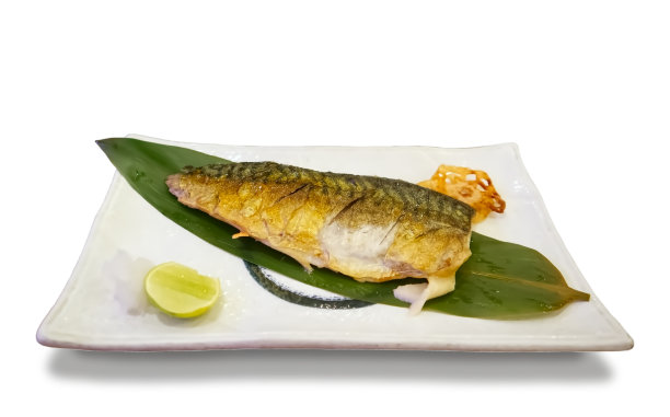 盐烤saba在一个白色盘子孤立在白色背景图片下载