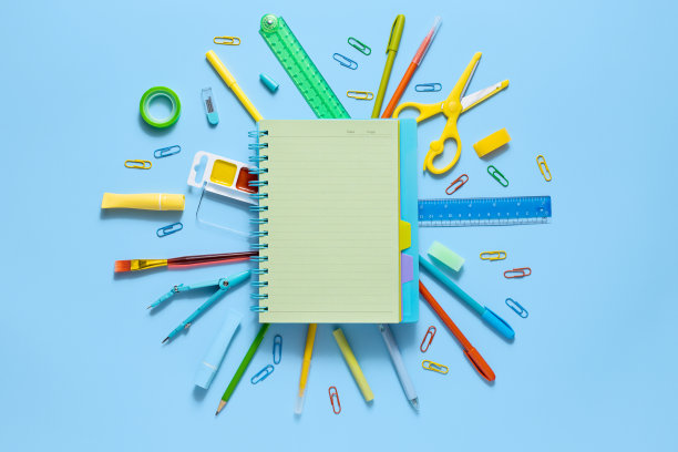 回到学校。蓝色背景的学校用品和文具。教育和学习理念。横幅。俯视图，平铺图片下载
