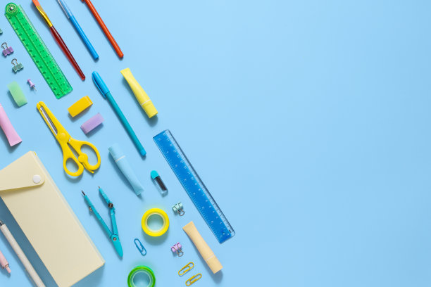 回到学校。蓝色背景的学校用品和文具。教育和学习理念。横幅。俯视图，平铺图片下载