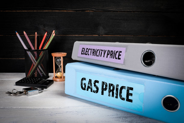 电价和天然气价格。木桌上放着办公文件的活页夹图片下载