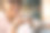 坐在咖啡馆里录制语音信息的美女肖像图片下载