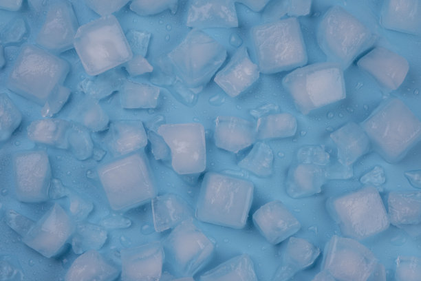 蓝色背景与冰块和水滴高质量的照片图片下载