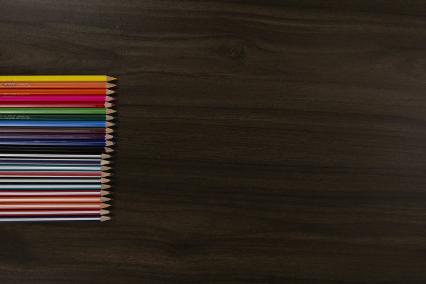 彩色铅笔孤立在黑木背景。教育元素的黑暗木材bg与空间的文本图片下载